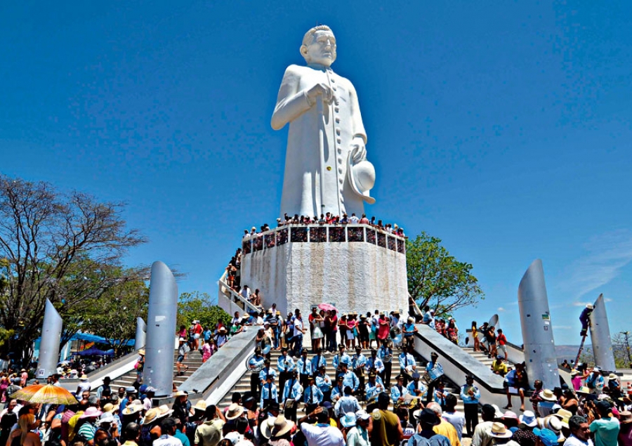 O Otimista - Fiéis escrevem nomes na parede perto de estátua de padre Cícero  em Juazeiro do Norte