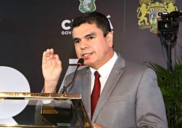 Justiça proíbe Chagas Vieira de associar Capitão Wagner a motins policiais no Ceará